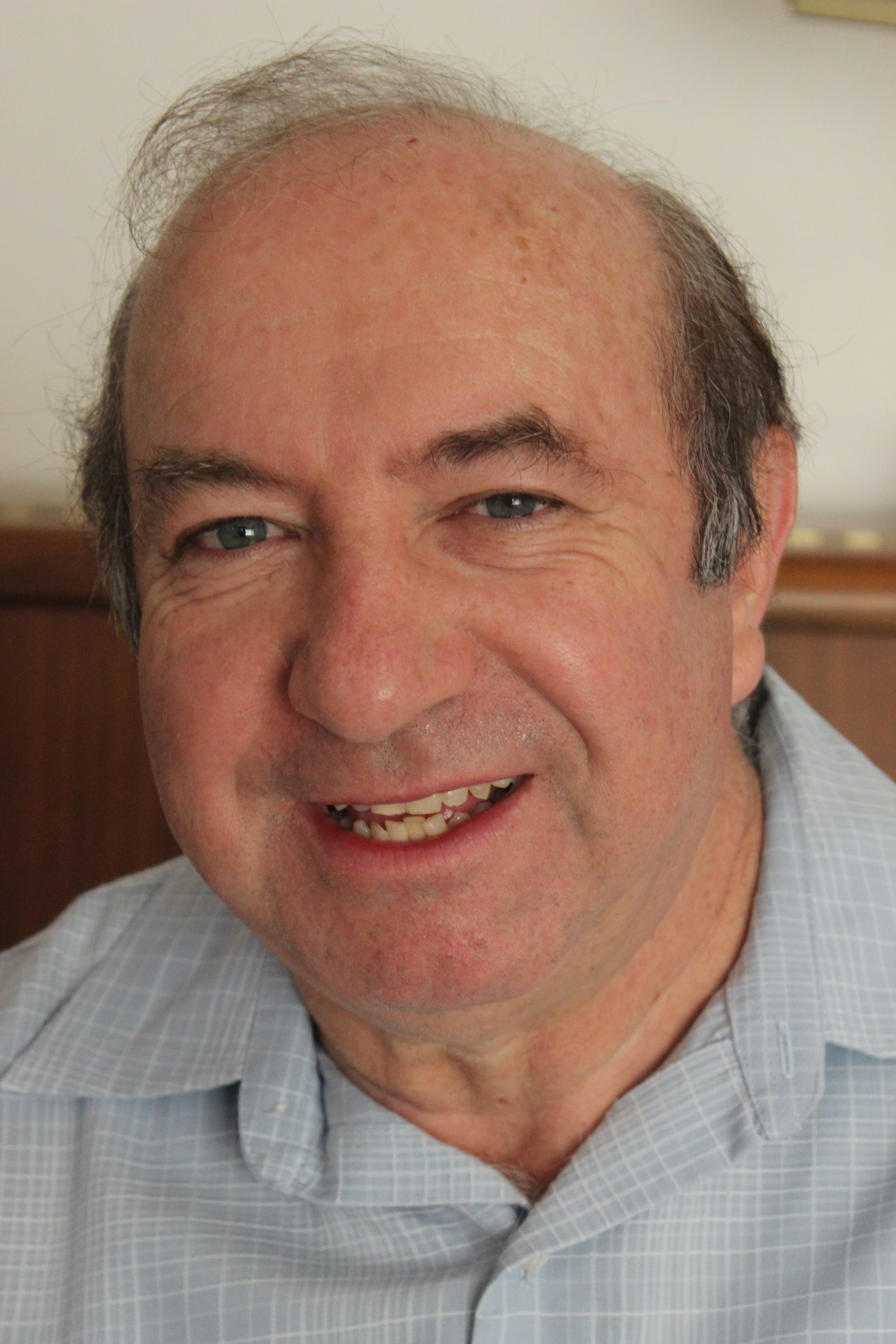 Roman teaching piano